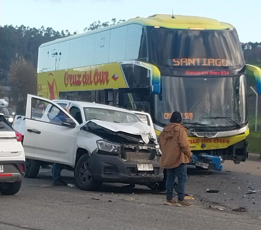 Lee más sobre el artículo Nueva colisión de camioneta y bus en la comuna de Ancud deja tres personas lesionadas
