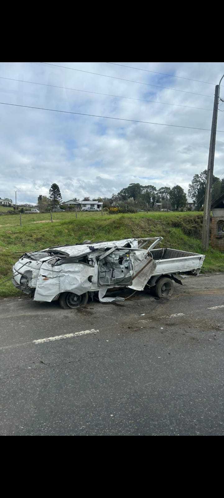 Lee más sobre el artículo Volcamiento de camioneta utilitaria deja una persona lesionada en la comuna de Chonchi