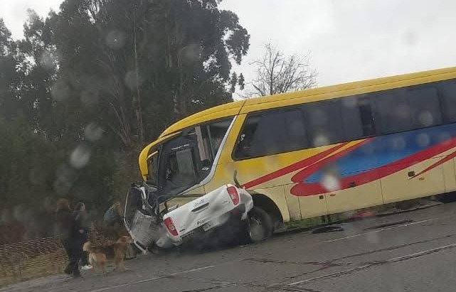 Lee más sobre el artículo Dos fallecidos y veinte lesionados en choque entre bus y camioneta en la Ruta 5, sector Coquiao