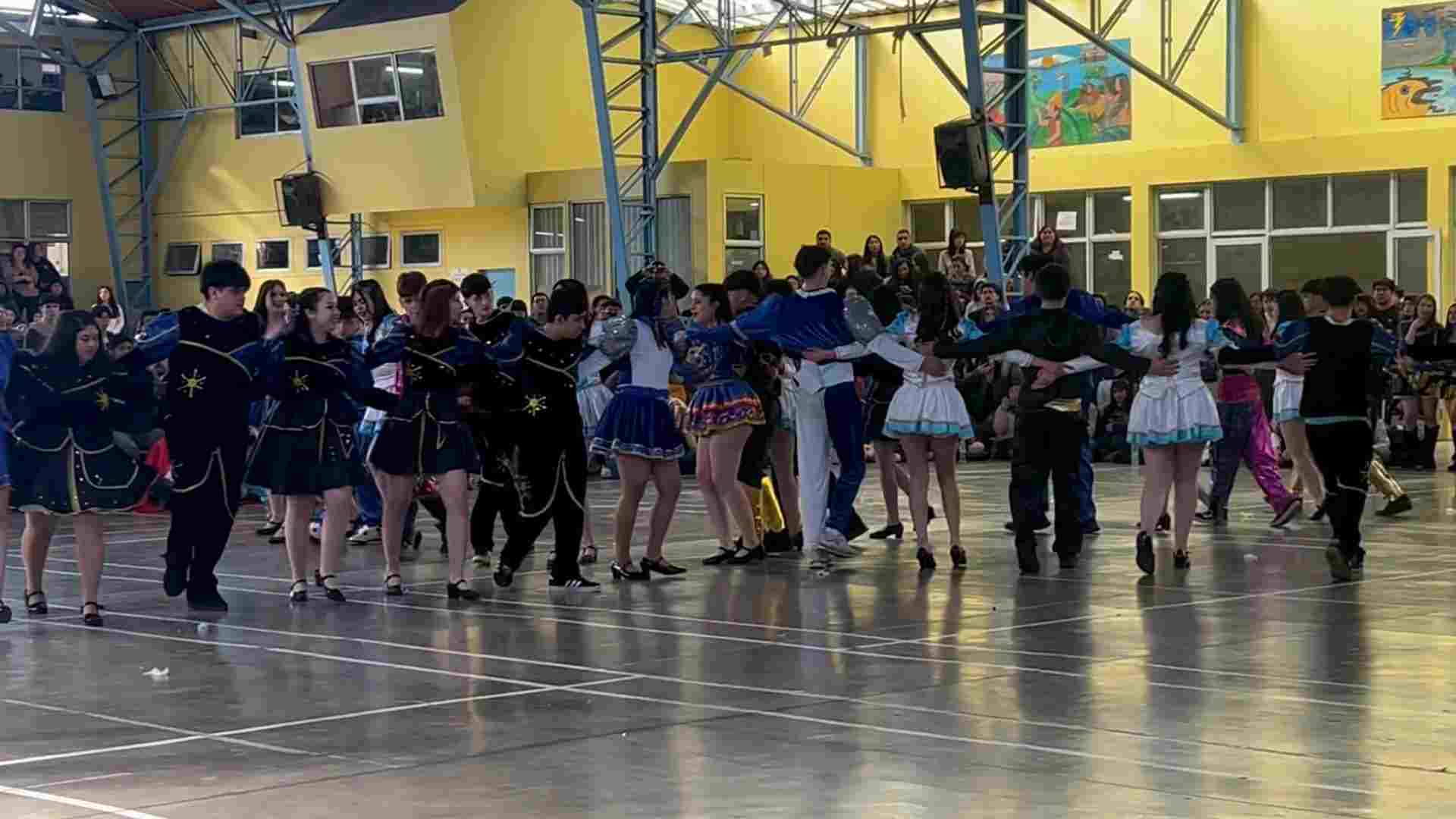 Lee más sobre el artículo Gran Éxito en la Octava Gala Folclórica del Liceo Galvarino Riveros de Castro