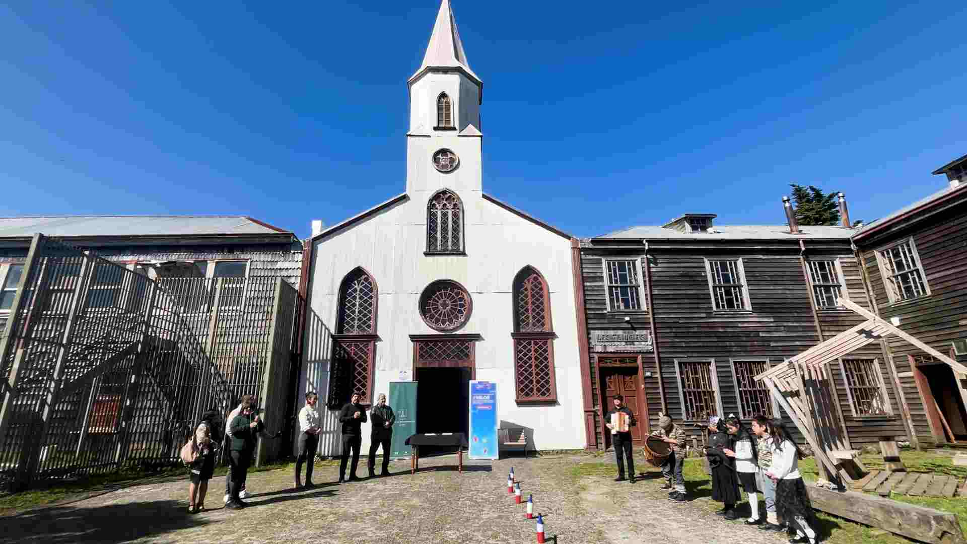 Lee más sobre el artículo SLEP Chiloé y Fundación Iglesias Patrimoniales Firman Convenio para Educación Cultural