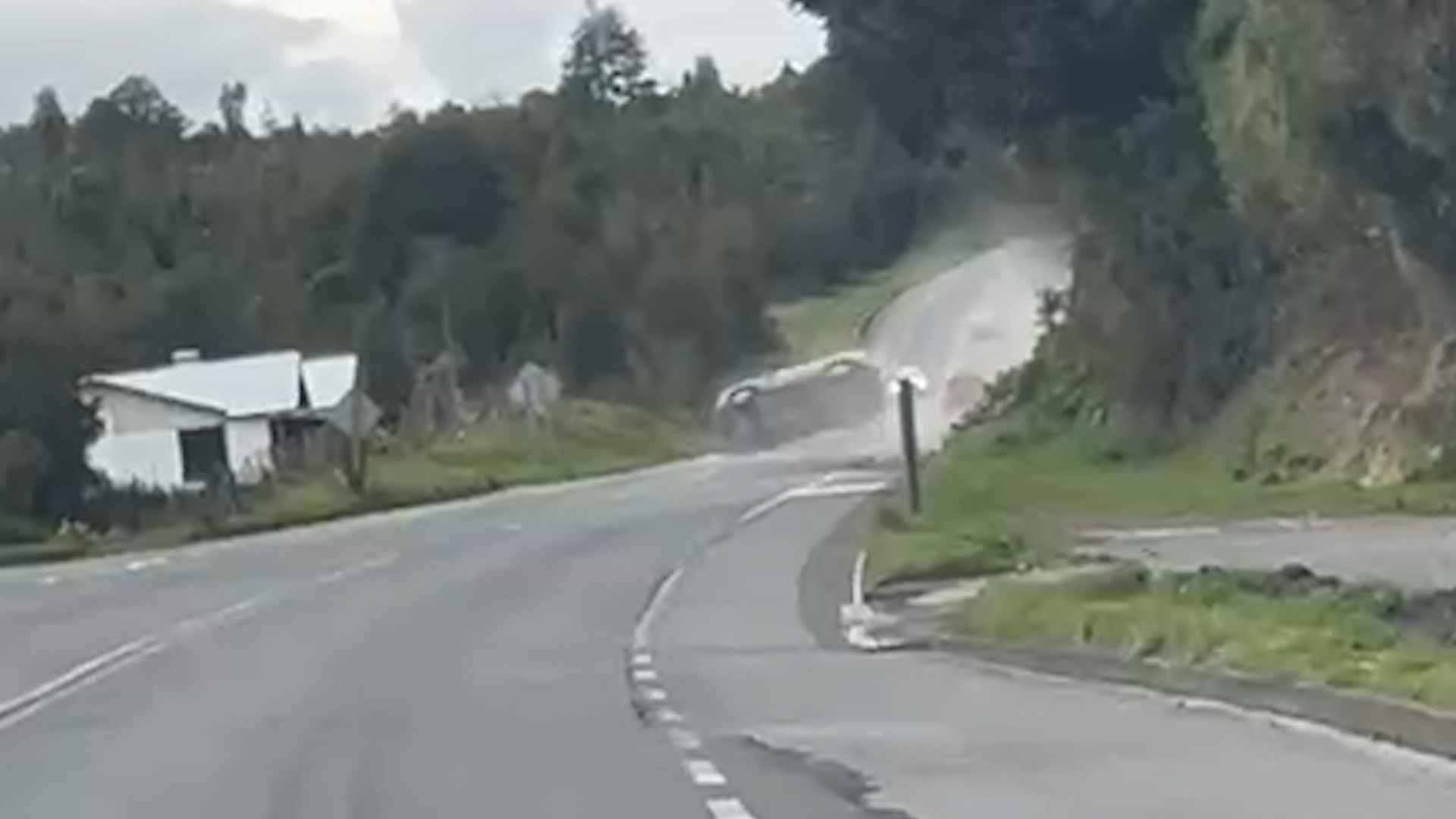 Lee más sobre el artículo Impactante registro en video de volcamiento en sector Butalcura