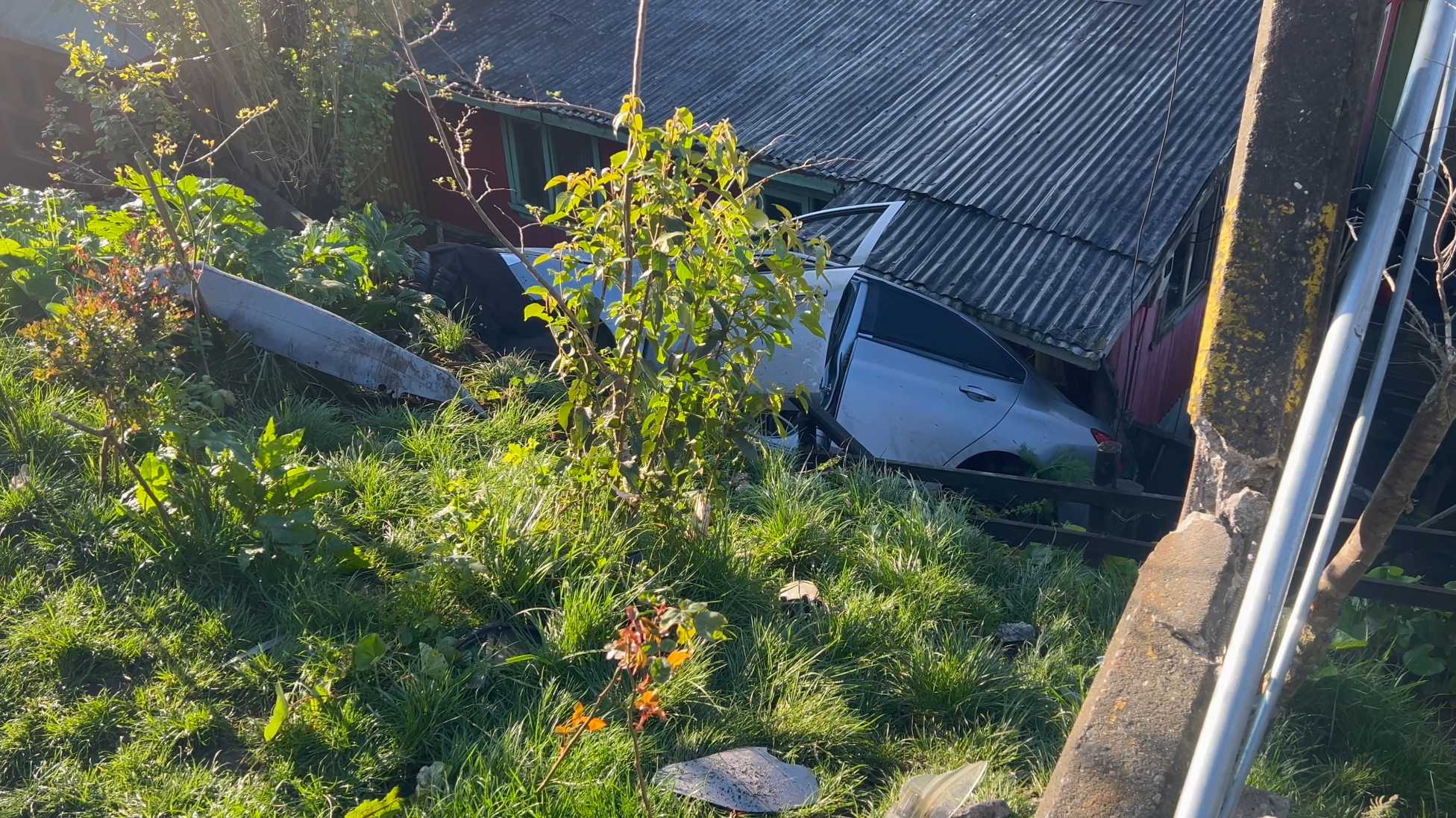 Lee más sobre el artículo Conductor choca con camioneta, poste y vivienda, y se da a la fuga dejando a adultos mayores atrapados