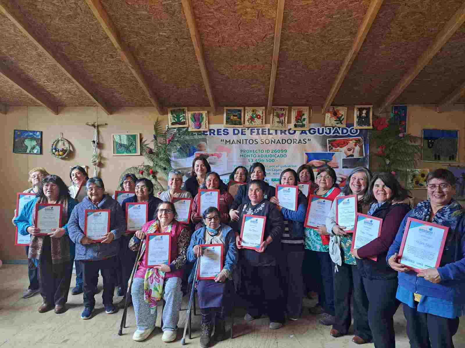 Lee más sobre el artículo Taller de fieltro agujado «Manitos Soñadoras» concluye con éxito en Queilen