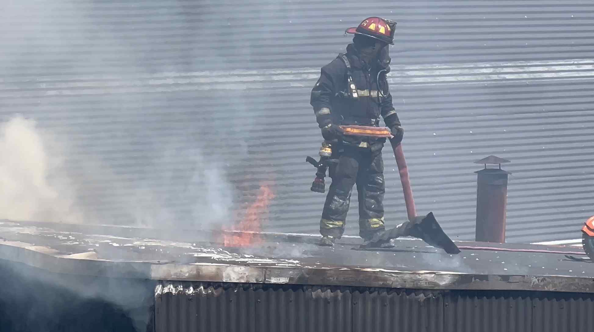 Lee más sobre el artículo Vivienda de tres pisos destruida casi en su totalidad por incendio en calle Thompson de Castro