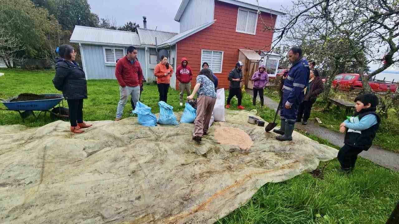 Lee más sobre el artículo Usuarios del PDTI se capacitan en mejoramiento de suelos con técnicas orgánicas