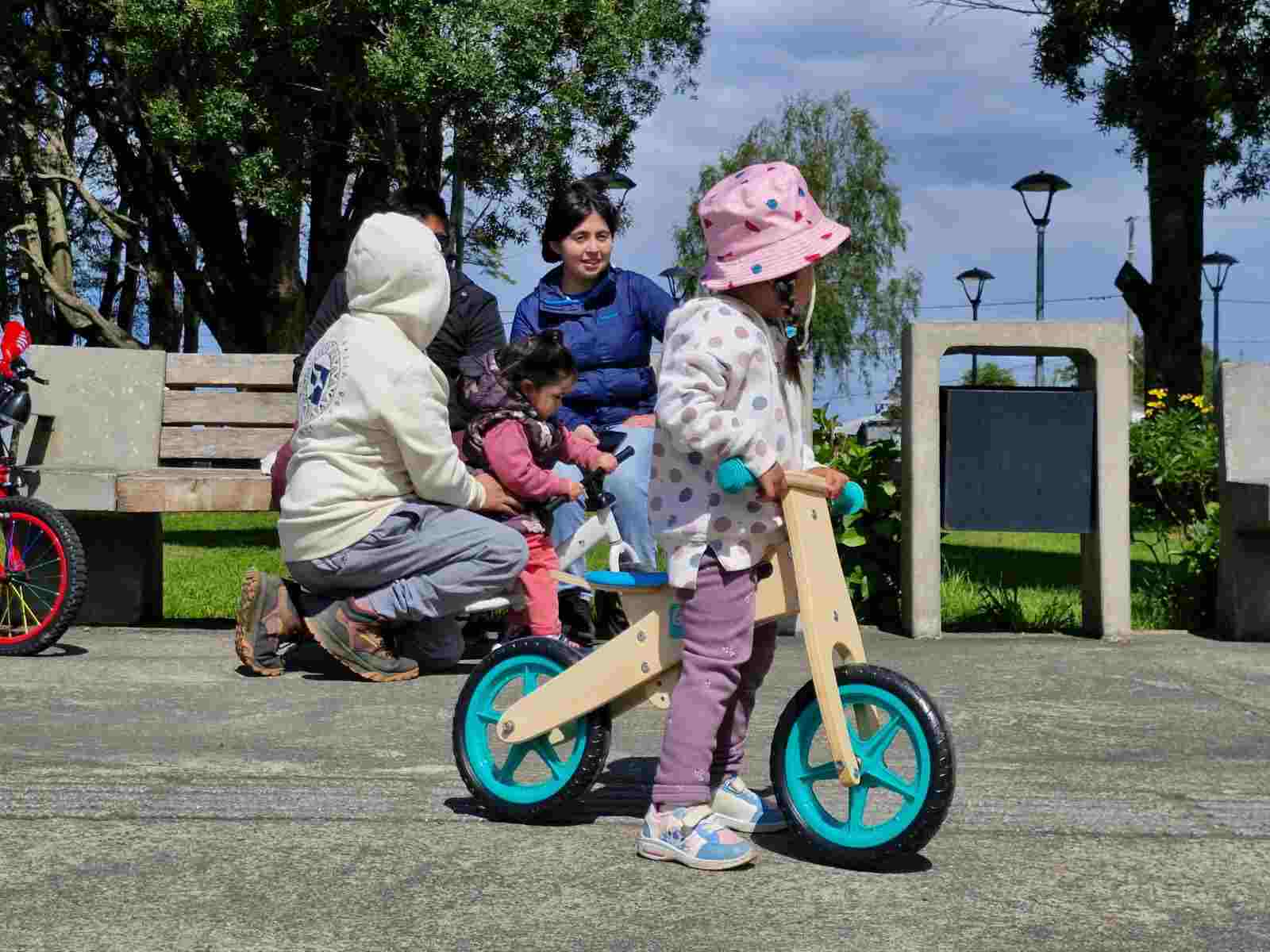 Lee más sobre el artículo Queilen se Vistió de Fiesta con la VII Cicletada «Rueditas 2025» del Jardín El Chavito 🚴‍♀️🥳