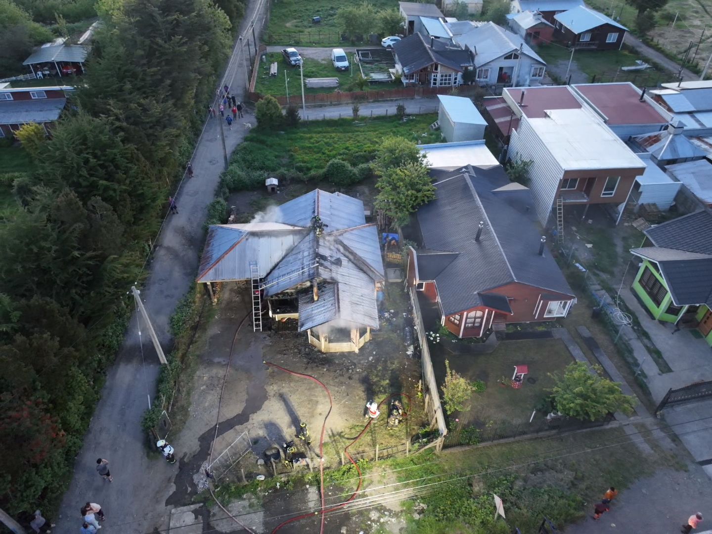 Lee más sobre el artículo Incendio Estructural en Dalcahue Deja Tres Damnificados