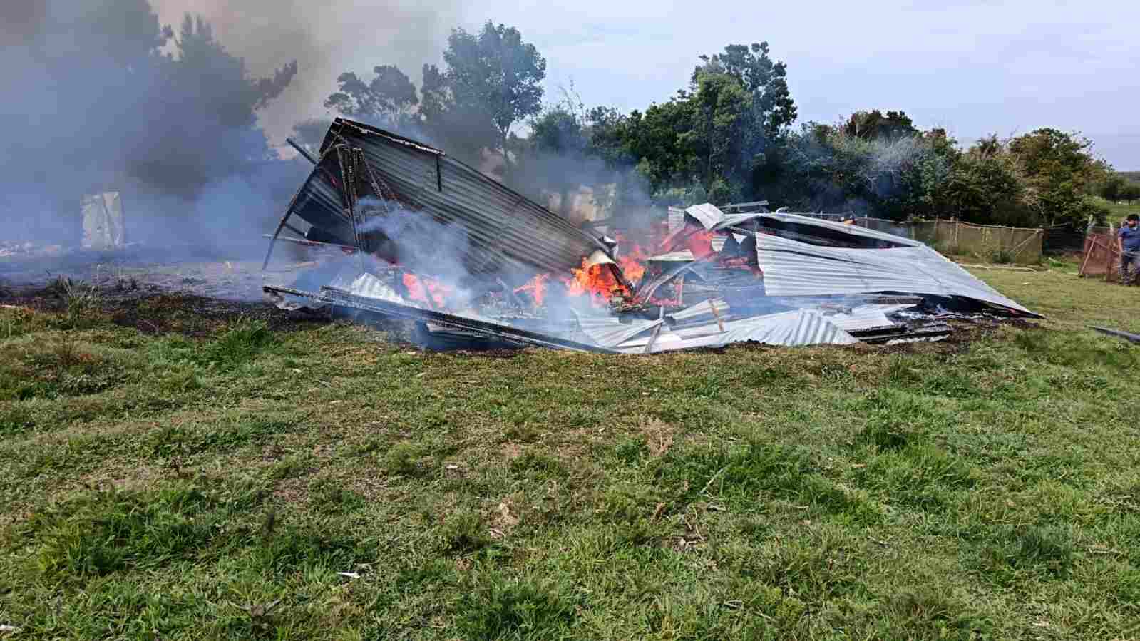 Lee más sobre el artículo Incendio destruye completamente una vivienda en isla Chaulinec