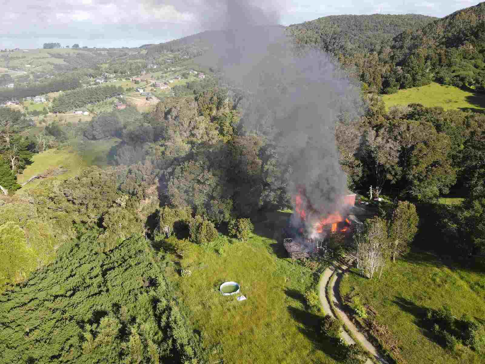 Lee más sobre el artículo Voraz incendio consume vivienda en Cerro Lelbuncura de Ancud: Bomberos acusa dificultades de acceso y falta de agua