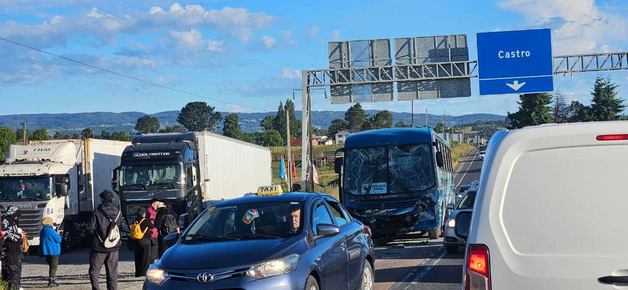 Lee más sobre el artículo Colisión múltiple en Chonchi: Accidente entre dos buses y un vehículo menor deja 35 personas involucradas en el sector Huitauque
