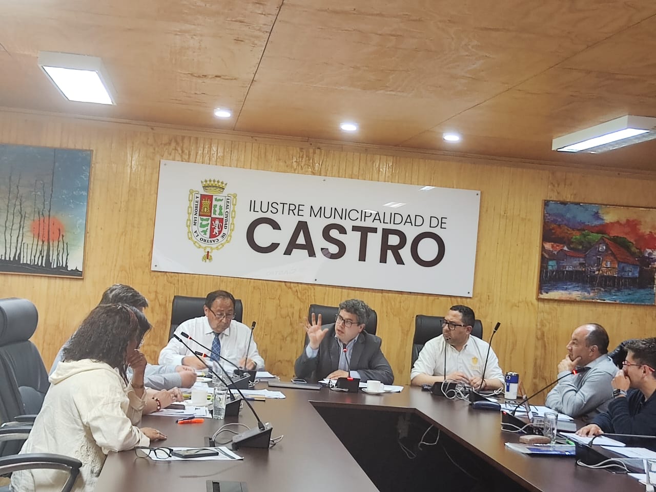Lee más sobre el artículo Concejo Municipal de Castro aprueba Presupuesto 2026 con millonaria inversión para nuevo Terminal Rural y asfalto de Tenten