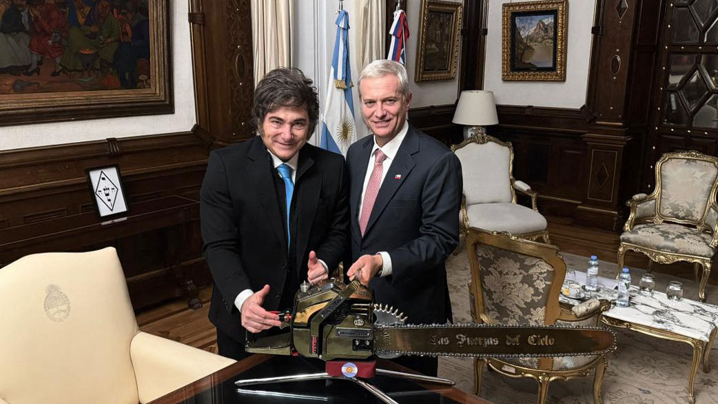 Lee más sobre el artículo ¿Se viene la MOTOSIERRA a Chile?: José Antonio Kast posa junto a Javier Milei en su visita a Argentina.