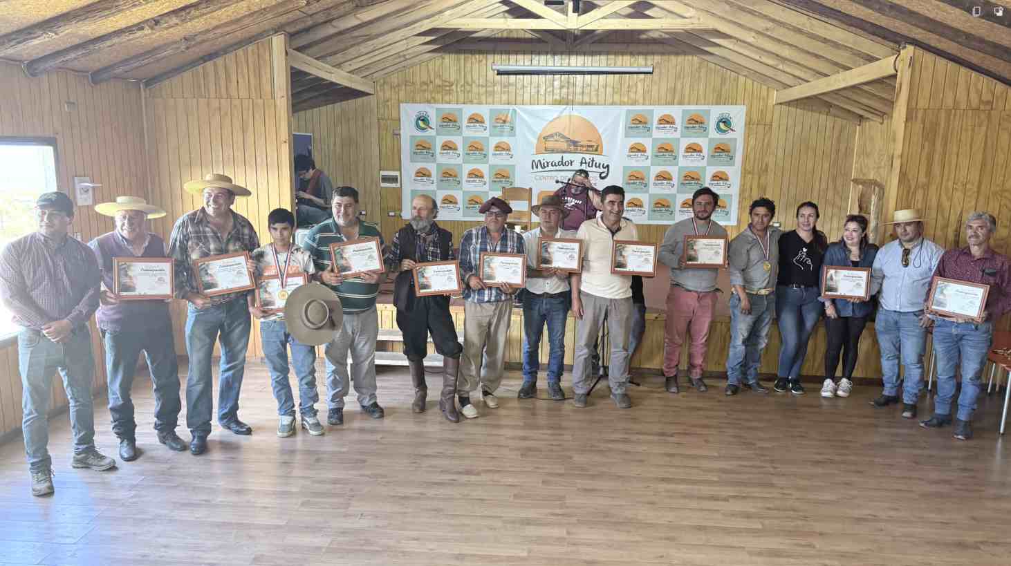 Lee más sobre el artículo Éxito rotundo en Queilen: Tercera Cabalgata «A Rienda Suelta» congregó a más de 100 jinetes