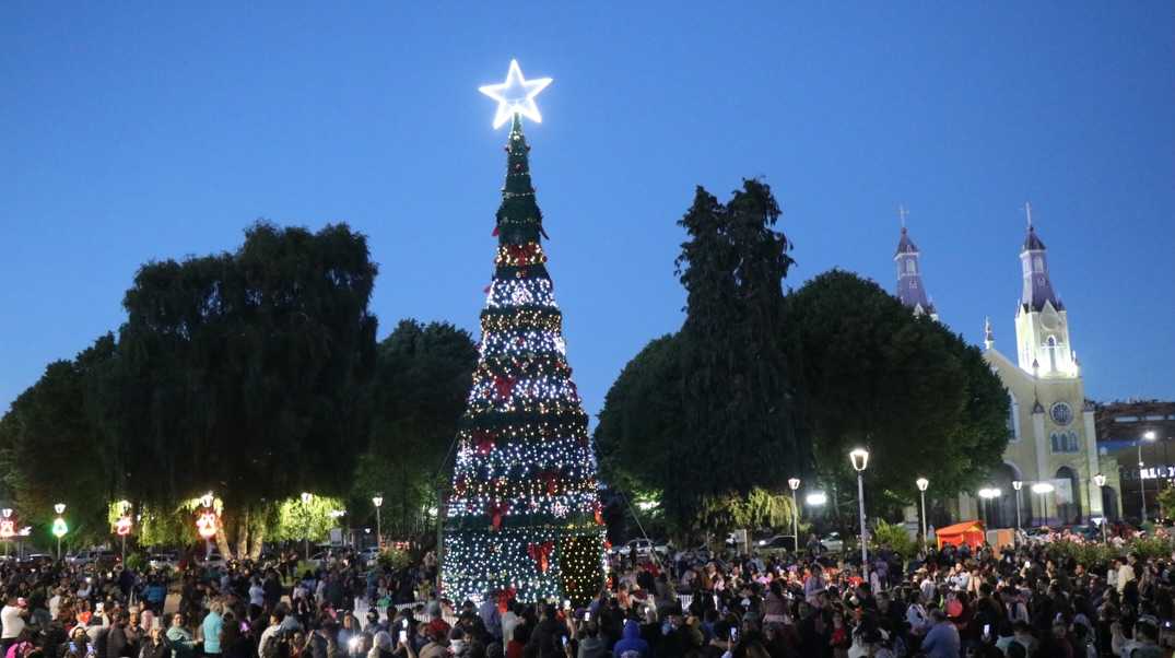 Lee más sobre el artículo Encendido de árbol navideño: en vivo desde Plaza de Armas de Castro