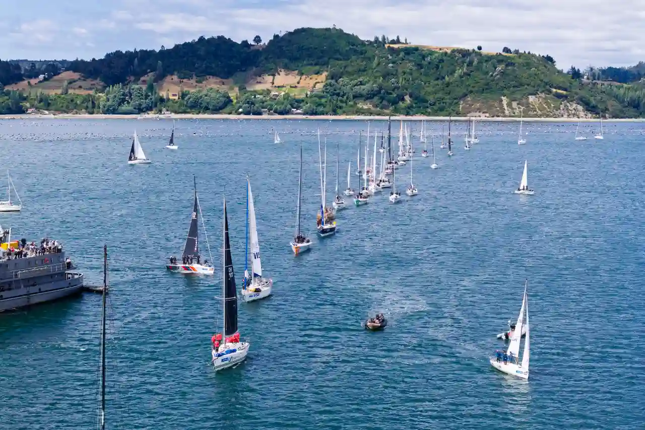 Lee más sobre el artículo La Regata Chiloé Bicentenario comienza con 65 veleros y 500 tripulantes