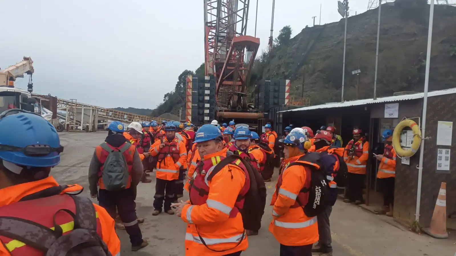 Lee más sobre el artículo Alarma en Puente sobre el Canal de Chacao: Sindicato denuncia graves fallas de seguridad y precariedad laboral en megaobra