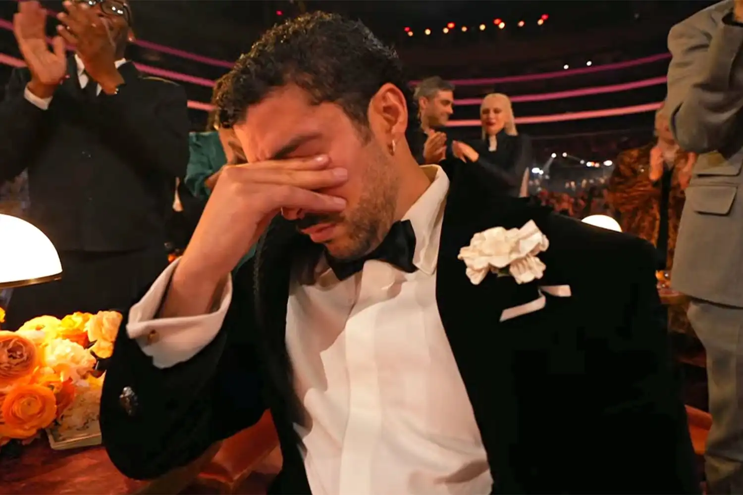 Lee más sobre el artículo Bad Bunny hace historia: «Debí Tirar Más Fotos» se consagra como Álbum del Año en los Grammy