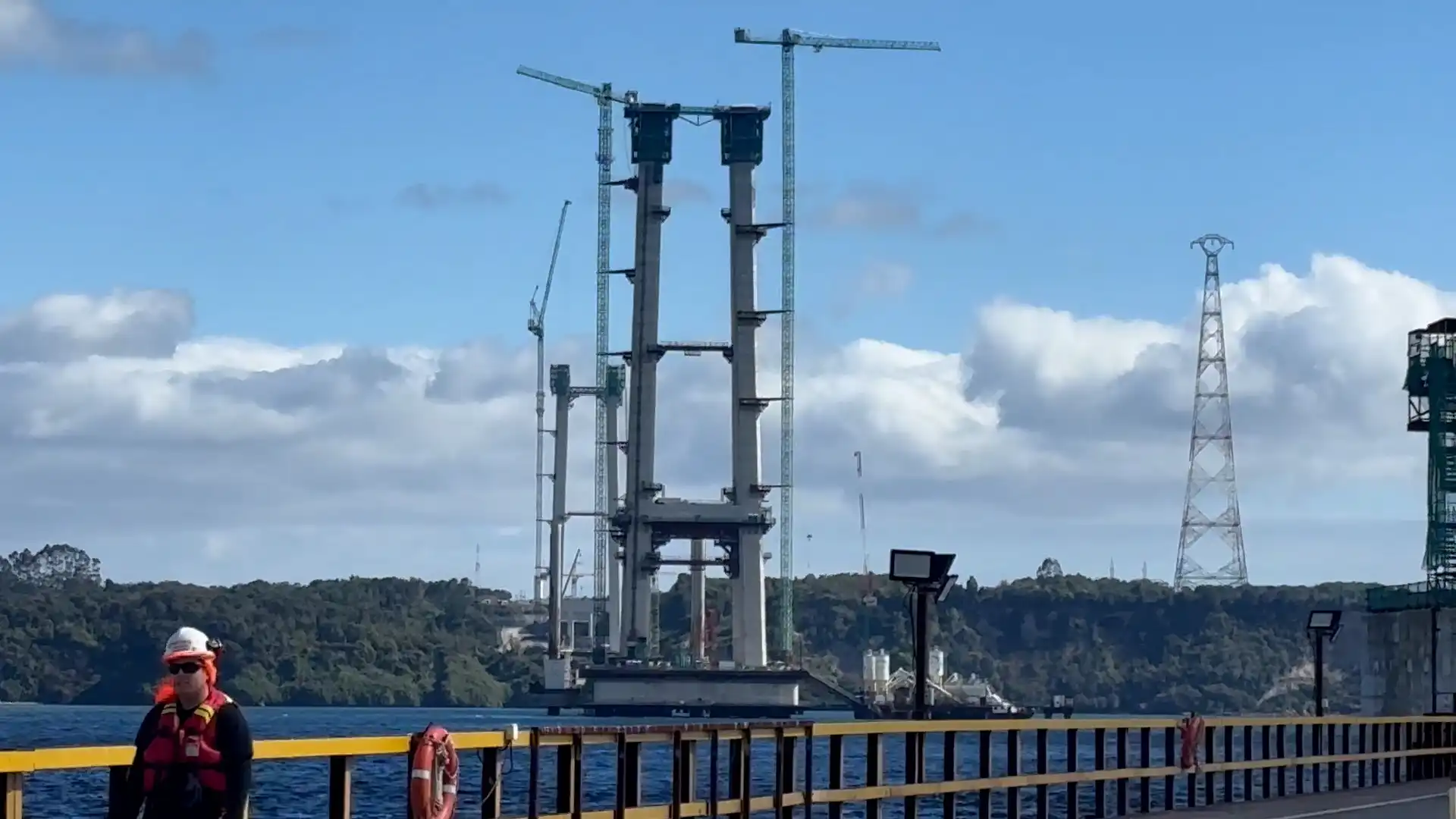 Lee más sobre el artículo Chiloé en transición: Alcaldes y futuro ministro Arrau definen hoja de ruta para conectividad y agua potable