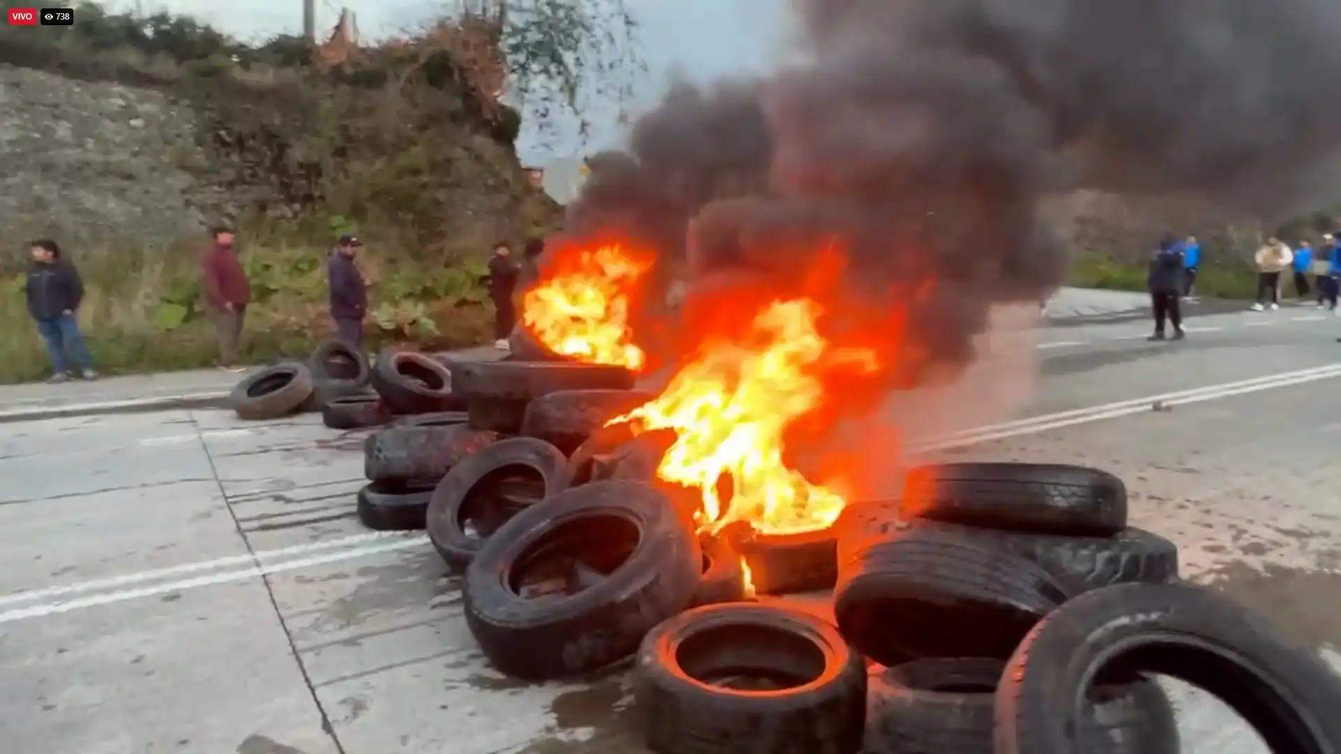 Lee más sobre el artículo Comunidad de Púlpito bloquea la Ruta 5 en protesta por la violenta detención de 24 comuneros tras un operativo policial sin precedentes en Chiloé