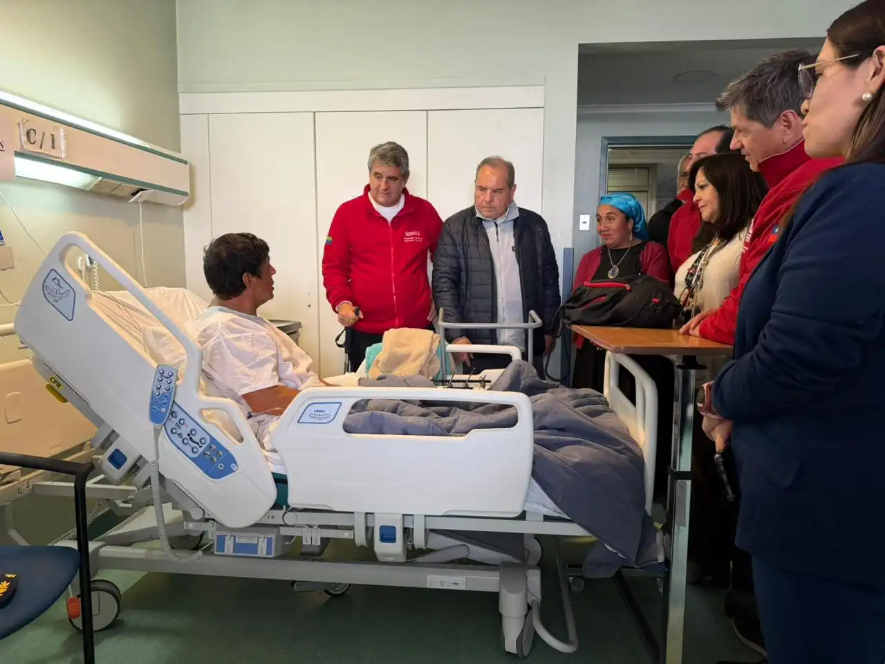 Lee más sobre el artículo Salud en Chiloé se fortalece: GORE Los Lagos entrega 95 modernos catres clínicos al Hospital de Castro