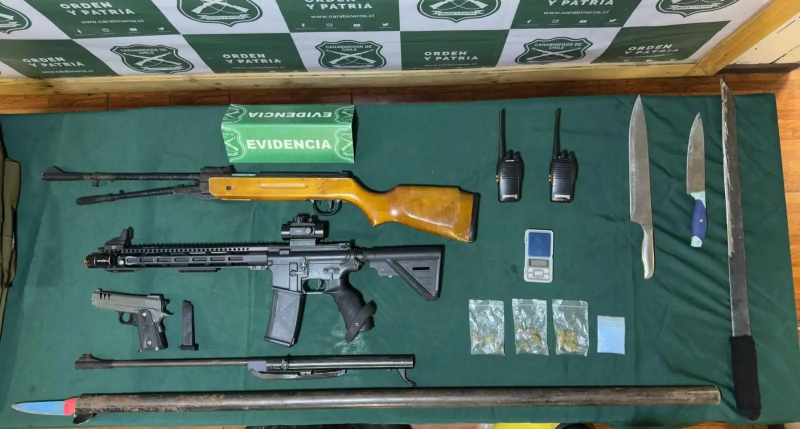 Lee más sobre el artículo Operativo en Castro termina con siete detenidos: Carabineros se encuentra periciando armas incautadas