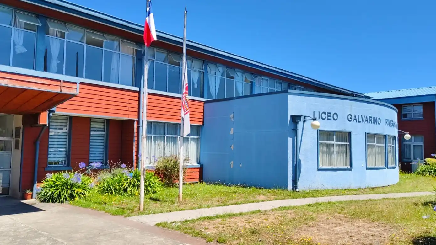 Lee más sobre el artículo Funcionarios del Liceo Galvarino Riveros inician paro tras recibir amenazas de muerte por correo electrónico