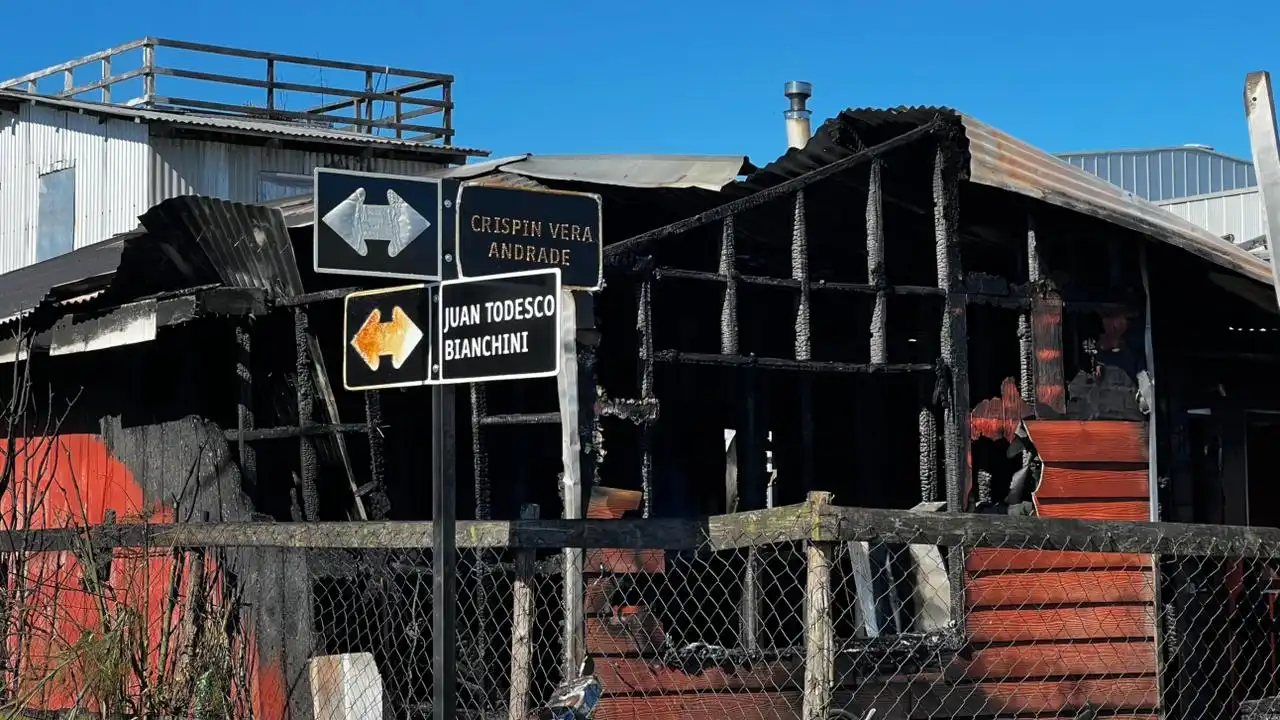 Lee más sobre el artículo Voraz incendio en Quellón deja dos viviendas destruidas tras accidente con aceite en una cocina