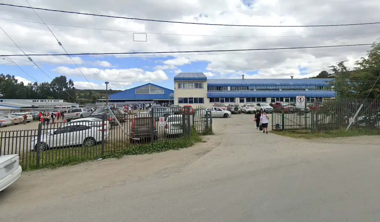 Lee más sobre el artículo Colegio San Francisco de Asís de Castro suspende clases por problema con fosas sépticas y emanación de gases