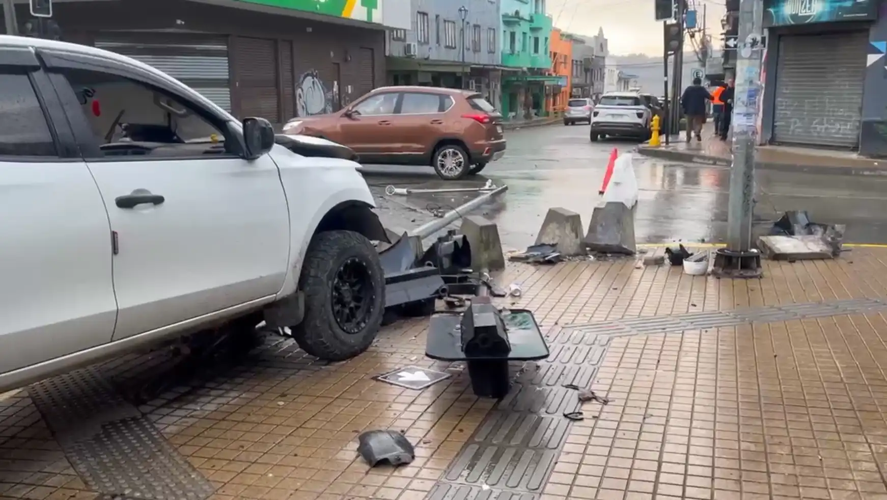 Lee más sobre el artículo Conductora en estado de ebriedad colisiona semáforo y cámara de seguridad municipal en el centro de Castro