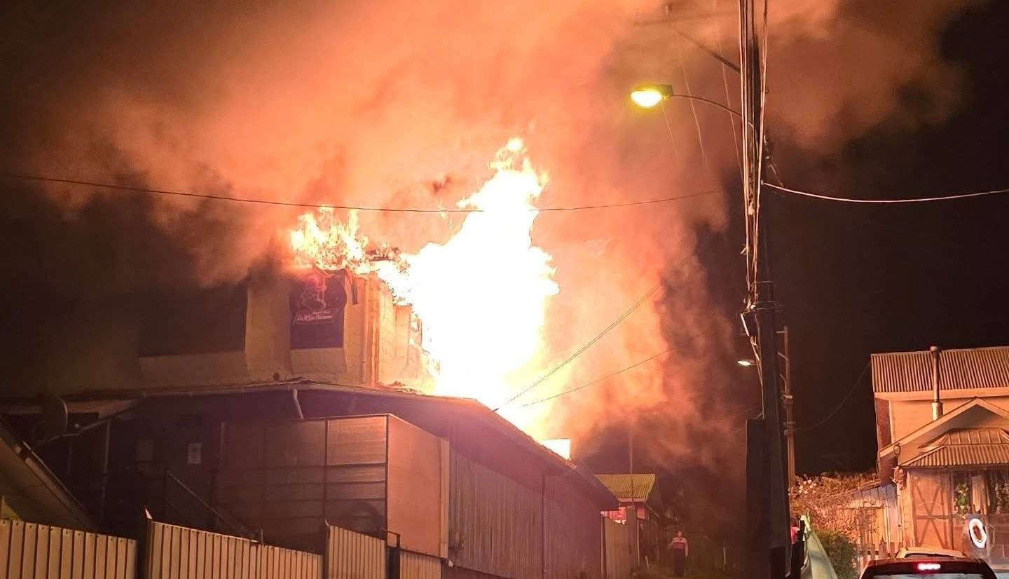 Lee más sobre el artículo Incendio consume local nocturno en pasaje Loma de Santa María en Quellón