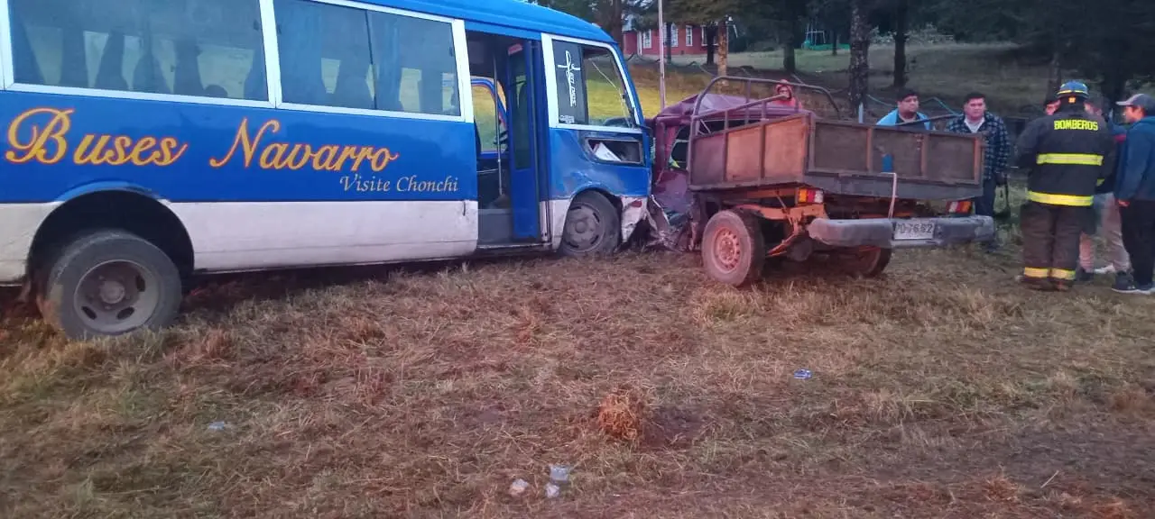 Lee más sobre el artículo Trágico accidente en la ruta Chonchi-Queilen deja una víctima fatal tras colisión de minibus y vehículo menor