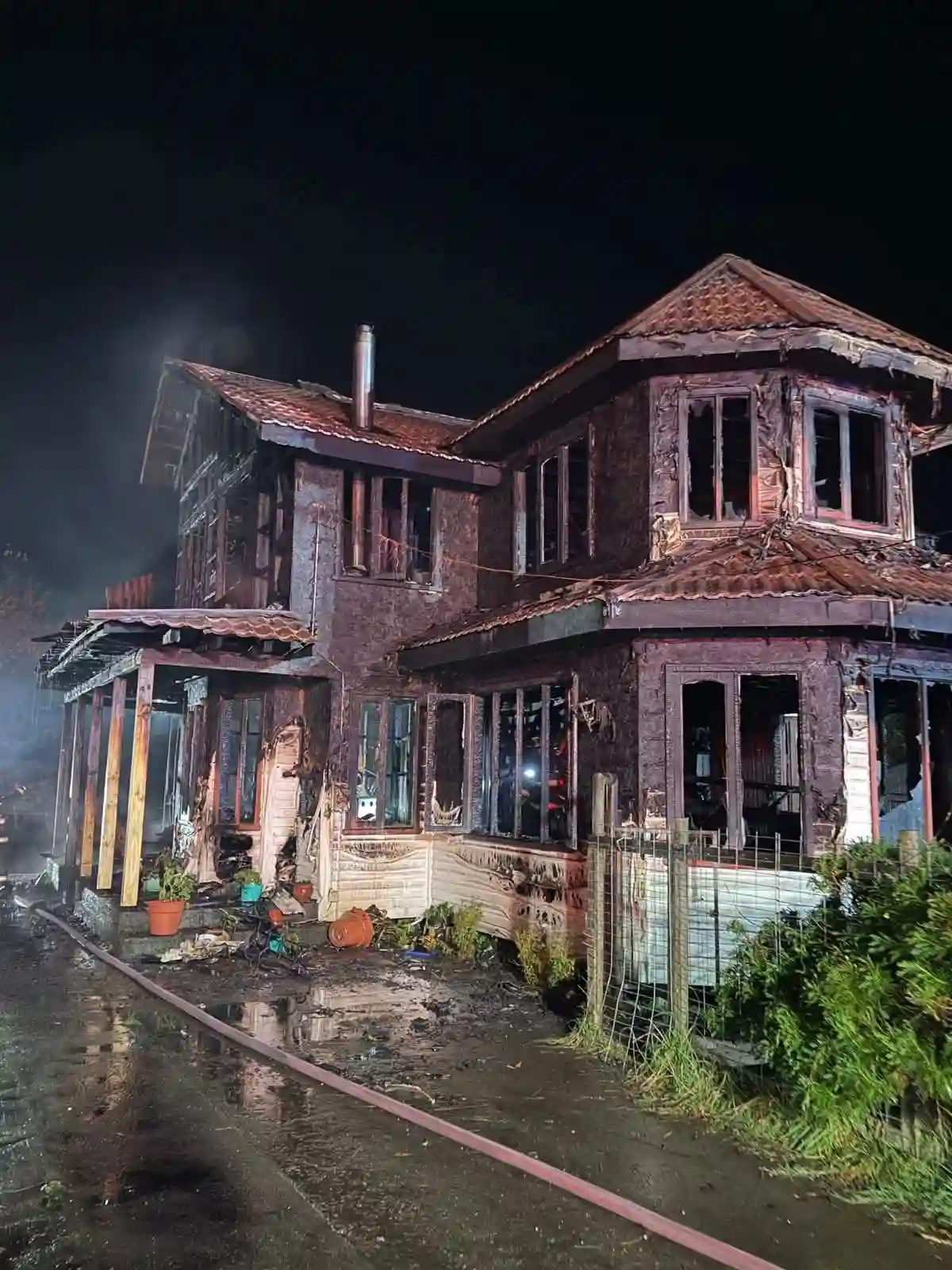 Lee más sobre el artículo Incendio arrasa con una vivienda de tres pisos en el sector de Pulutauco en Dalcahue