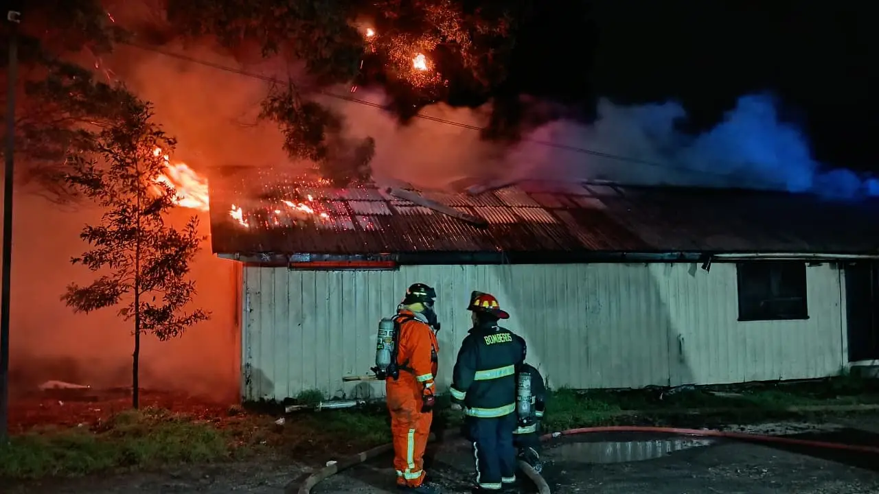 Lee más sobre el artículo Incendio destruye por completo la sede de árbitros FENAF en Castro