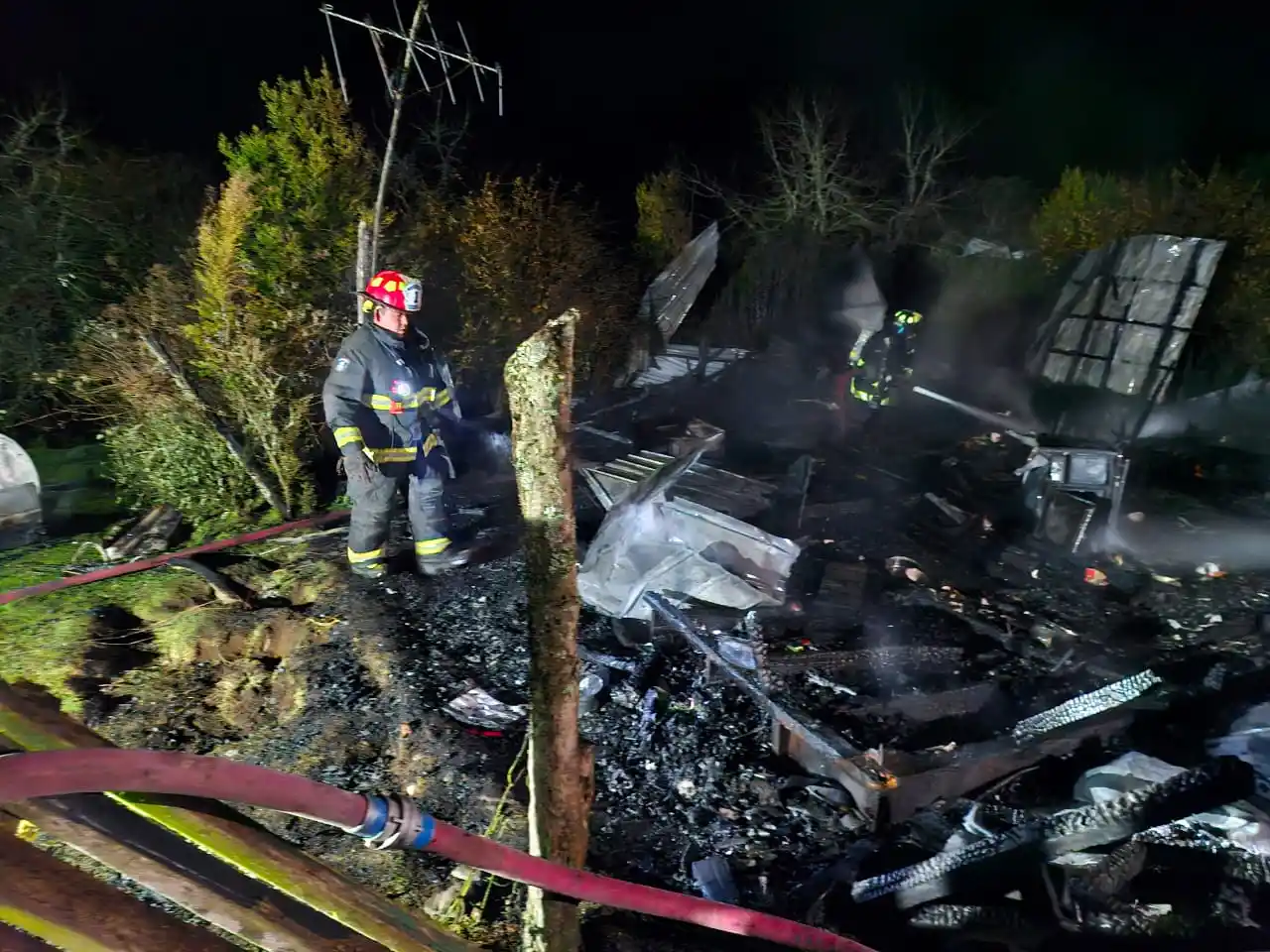 Lee más sobre el artículo Incendio destruyó por completo una vivienda en el sector rural de Pío Pío en la comuna de Queilen